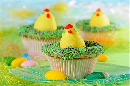 simsearch:659-06903190,k - Easter cupcakes decorated with Easter eggs and green sprinkles Stock Photo - Premium Royalty-Free, Code: 659-06495722