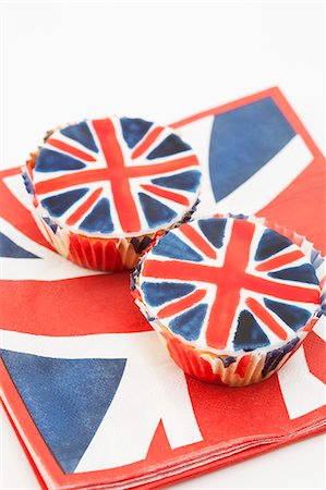 Two Union Jack cupcakes on matching paper napkins Stock Photo - Premium Royalty-Free, Code: 659-06495731