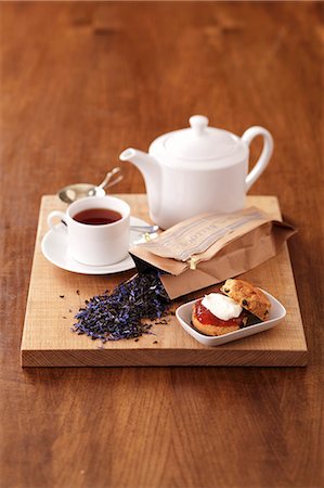 Tea and a scone with jam Stock Photo - Premium Royalty-Free, Code: 659-06493965