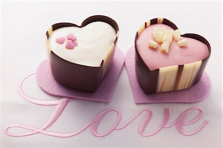 Two heart-shaped pralines Photographie de stock - Premium Libres de Droits, Code: 659-06670895