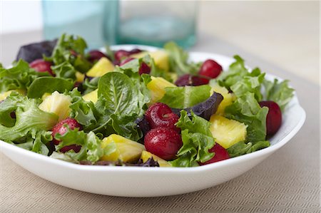 summer light - Organic Mixed Green Salad with Pineapple and Cherries Foto de stock - Sin royalties Premium, Código: 659-06671029
