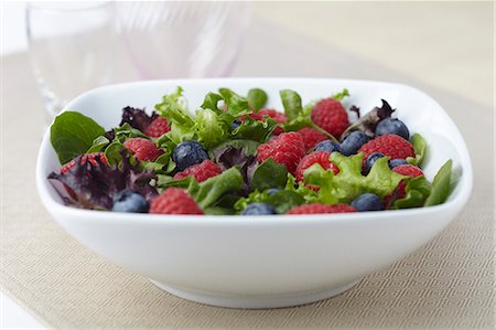 summer light - Organic Salad of Mixed Greens, Raspberries and Blueberries Foto de stock - Sin royalties Premium, Código: 659-06671031