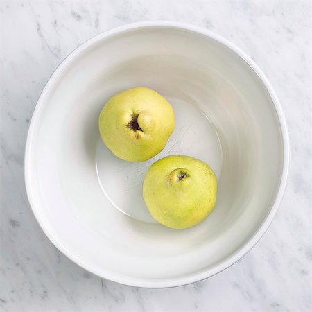 simsearch:659-06373112,k - Two Whole Quince in a Bowl; From Above Stock Photo - Premium Royalty-Free, Code: 659-06671094