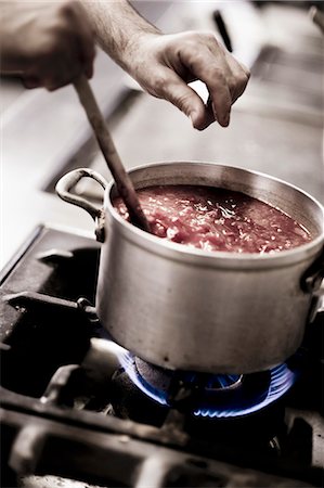 A cook seasoning tomato sauce with salt Photographie de stock - Premium Libres de Droits, Code: 659-06671147