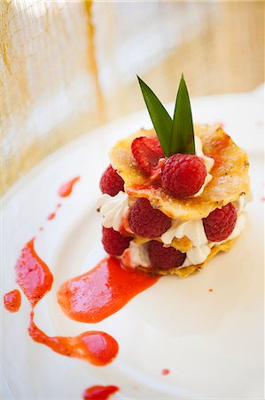 simsearch:659-07069181,k - Cialda di ananas con panna e lamponi (wafers of pineapple layered with cream and raspberries) Stock Photo - Premium Royalty-Free, Code: 659-06671159