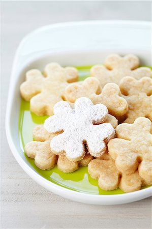 Shamrock-shaped biscuits, dusted with icing sugar Stock Photo - Premium Royalty-Free, Code: 659-06671310