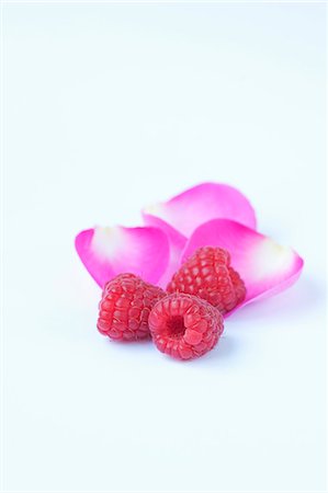 silhouette - Raspberries with pink rose petals Photographie de stock - Premium Libres de Droits, Code: 659-06671414