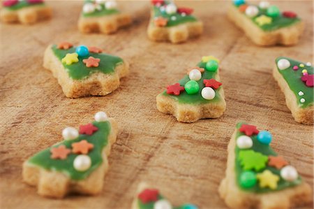 simsearch:659-06373404,k - Green Christmas tree-shaped and decorated biscuits for Christmas Stock Photo - Premium Royalty-Free, Code: 659-06671434