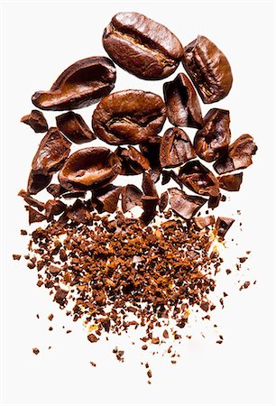 Coffee beans, both whole and coarse-ground Stock Photo - Premium Royalty-Free, Code: 659-06671456