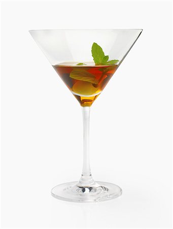 An alcoholic drink with olives and mint Photographie de stock - Premium Libres de Droits, Code: 659-06671464