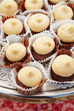 Mini Pumpkin Cupcakes with with Vanilla Cream Filling Stock Photo - Premium Royalty-Free, Code: 659-06671612