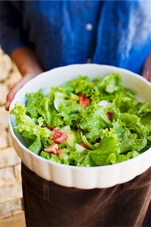 salad images - A woman holding a bowl of salad (lettuce with cucumbers, tomatoes and vinaigrette) Stock Photo - Premium Royalty-Free, Code: 659-06671700