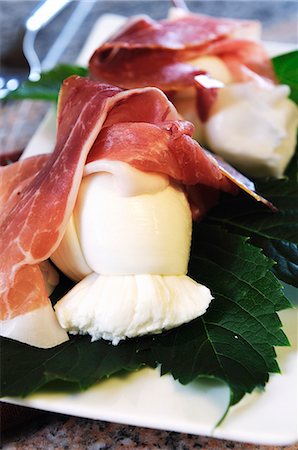 simsearch:659-07597225,k - Parma ham and mozzarella as an appetiser Stock Photo - Premium Royalty-Free, Code: 659-06900772