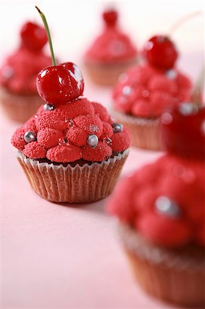 simsearch:659-06188604,k - Cupcakes - cherry flavors Stock Photo - Premium Royalty-Free, Code: 659-06900825