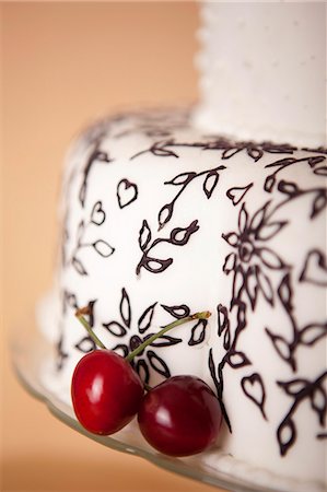 simsearch:659-06185283,k - Fondant cake Stock Photo - Premium Royalty-Free, Code: 659-06900910