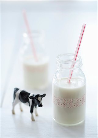 Two Glasses of Milk with Straws; Cow Figurine Stock Photo - Premium Royalty-Free, Code: 659-06901514