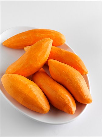 simsearch:659-07029044,k - Whole Peeled Sweet Potatoes on a Dish Stock Photo - Premium Royalty-Free, Code: 659-06901530