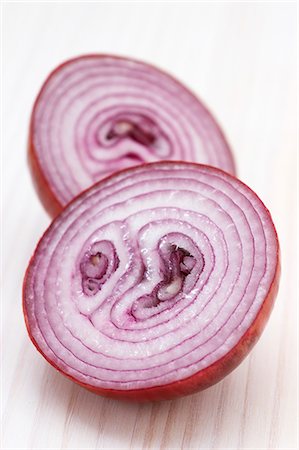 Red onion, halved Stock Photo - Premium Royalty-Free, Code: 659-06901573