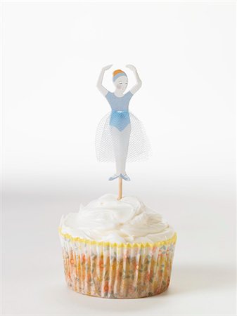 simsearch:659-06903190,k - Vanilla Cupcake with Ballerina Decoration Stock Photo - Premium Royalty-Free, Code: 659-06901606