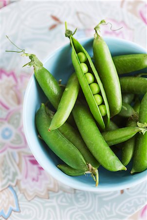 A bowl of young peas Stock Photo - Premium Royalty-Free, Code: 659-06901664