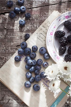 A summery still life of blueberries and blackberries Stock Photo - Premium Royalty-Free, Code: 659-06901780