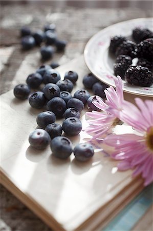 simsearch:659-06306291,k - A summer still life of blueberries, blackberries and flowers Stock Photo - Premium Royalty-Free, Code: 659-06901781