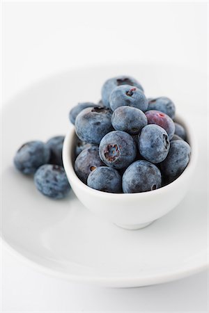 Blueberries in a white dish and on a plate Stock Photo - Premium Royalty-Free, Code: 659-06901844