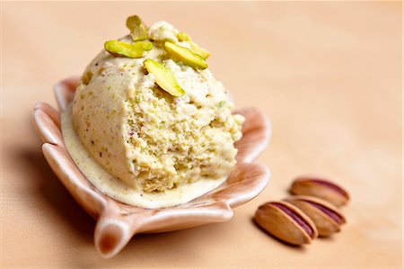 pistachio - Home-made pistachio ice cream with pistachios as decoration, in a bowl Stock Photo - Premium Royalty-Free, Code: 659-06901871