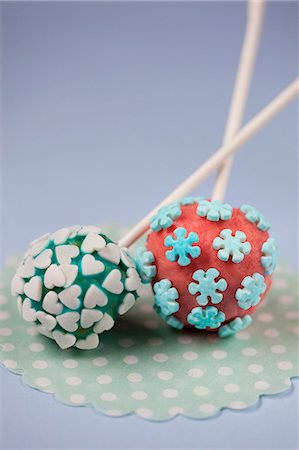 Cake pops with sugar flowers and hearts Stock Photo - Premium Royalty-Free, Code: 659-06901882