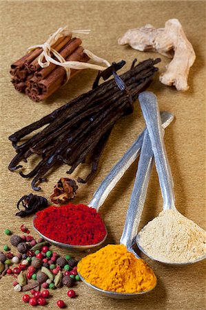 paprika - Assorted spices, both whole spices and spoons full of ground spices Stock Photo - Premium Royalty-Free, Code: 659-06901893