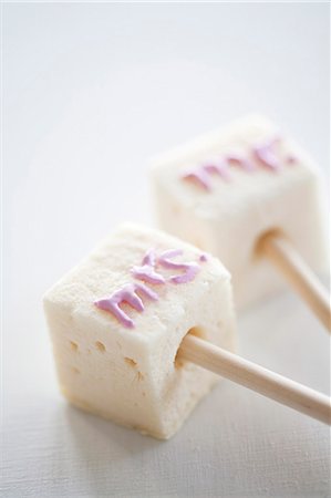 simsearch:659-07069631,k - Marshmallows decorated with writing Stock Photo - Premium Royalty-Free, Code: 659-06901958