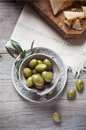 simsearch:659-08147216,k - Green olives, served with pecorino Stock Photo - Premium Royalty-Free, Code: 659-06902014