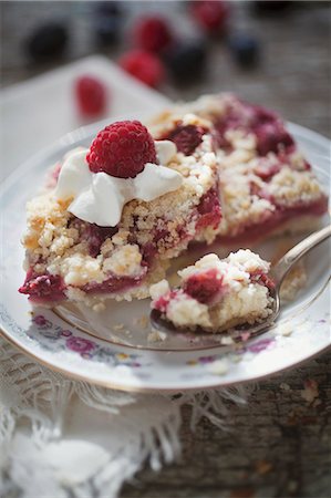raspberry - Raspberry crumble cake Stock Photo - Premium Royalty-Free, Code: 659-06902025