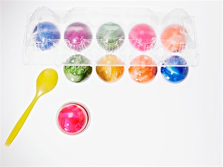 simsearch:659-03536847,k - Brightly coloured eggs in an eggcup and in a transparent egg box Foto de stock - Sin royalties Premium, Código: 659-06902052