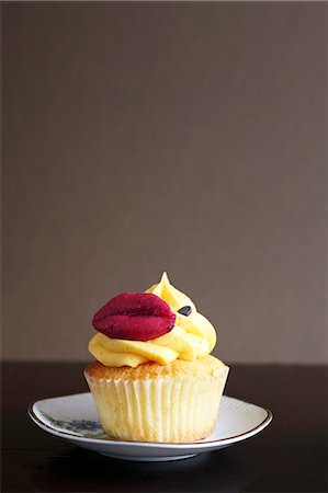 Cupcake for Valentine's Day Stock Photo - Premium Royalty-Free, Code: 659-06902118