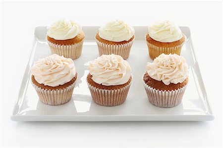 Six buttercream cupcakes on a square tray Stock Photo - Premium Royalty-Free, Code: 659-06902139