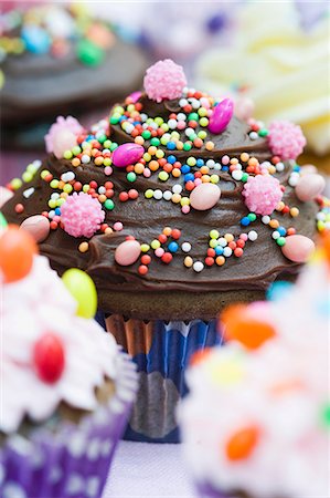 simsearch:659-06903182,k - A chocolate cupcake for a party Foto de stock - Sin royalties Premium, Código: 659-06902184