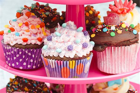 simsearch:659-06903182,k - Colorful cupcakes for a party on a cake stand Foto de stock - Sin royalties Premium, Código: 659-06902188