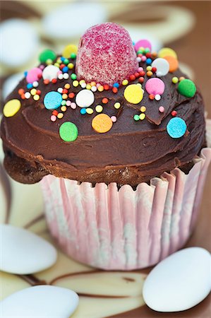 Chocolate cupcake decorated with colorful candies Photographie de stock - Premium Libres de Droits, Code: 659-06902195