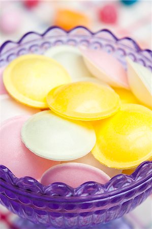 simsearch:659-06151276,k - Flying saucer candies in a glass dish Stock Photo - Premium Royalty-Free, Code: 659-06902197