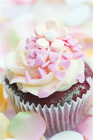 simsearch:659-06903182,k - Chocolate cupcake decorated with pink sugar hearts Foto de stock - Sin royalties Premium, Código: 659-06902191