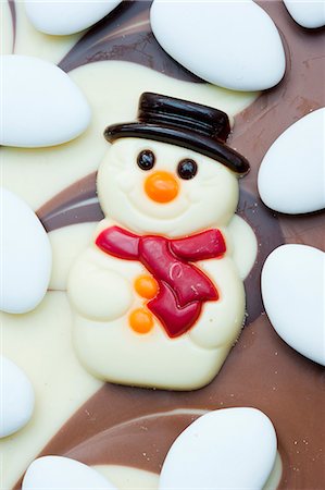 simsearch:659-07069631,k - White chocolate snowman and sugared almonds Stock Photo - Premium Royalty-Free, Code: 659-06902193