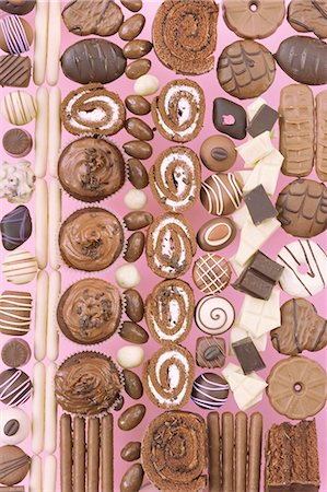 simsearch:659-06903182,k - Assorted chocolate candies, cookies and rolls Foto de stock - Sin royalties Premium, Código: 659-06902200