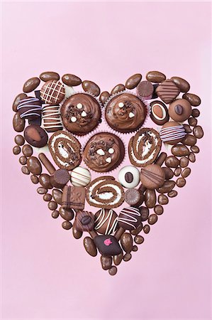 simsearch:659-06903182,k - Heart made of chocolate candies, pastries and rolls Foto de stock - Sin royalties Premium, Código: 659-06902201