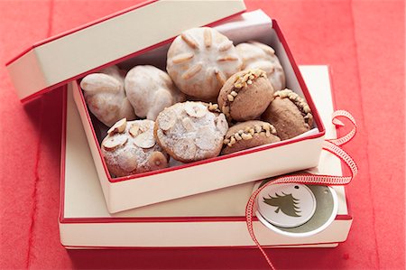 Assorted Christmas cookies in a box for gifting Stock Photo - Premium Royalty-Free, Code: 659-06902290