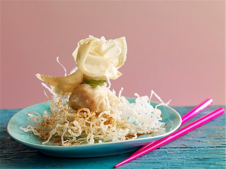 simsearch:659-06373117,k - Wonton filled with shrimp on a bed of fried rice noodles Foto de stock - Sin royalties Premium, Código: 659-06902312