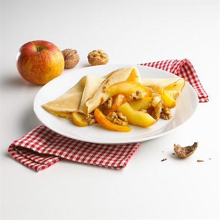 simsearch:659-01850806,k - Crepe with caramelized apples and walnuts Stock Photo - Premium Royalty-Free, Code: 659-06902329