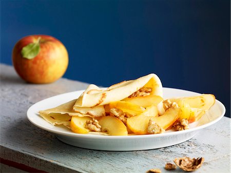 pancake - Crepe with caramelized apples and walnuts Stock Photo - Premium Royalty-Free, Code: 659-06902330