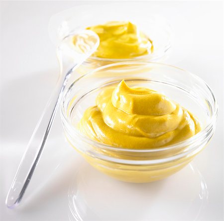 Mustard in a glass dish with a spoon Foto de stock - Sin royalties Premium, Código: 659-06902547