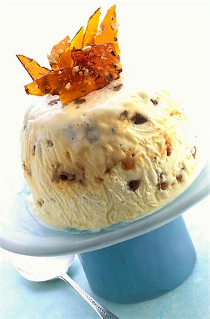 Ice cream bombe with shards of caramel Foto de stock - Sin royalties Premium, Código: 659-06902724